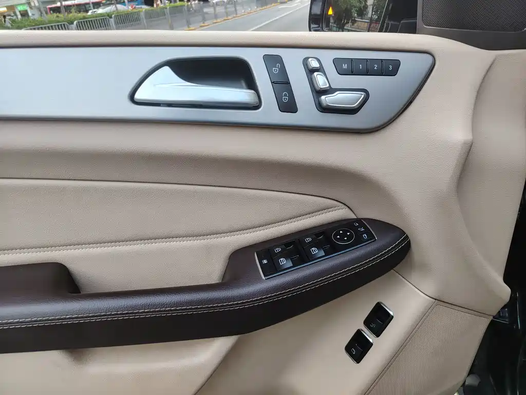 Mercedes-Benz GLS 2016 — фото 15