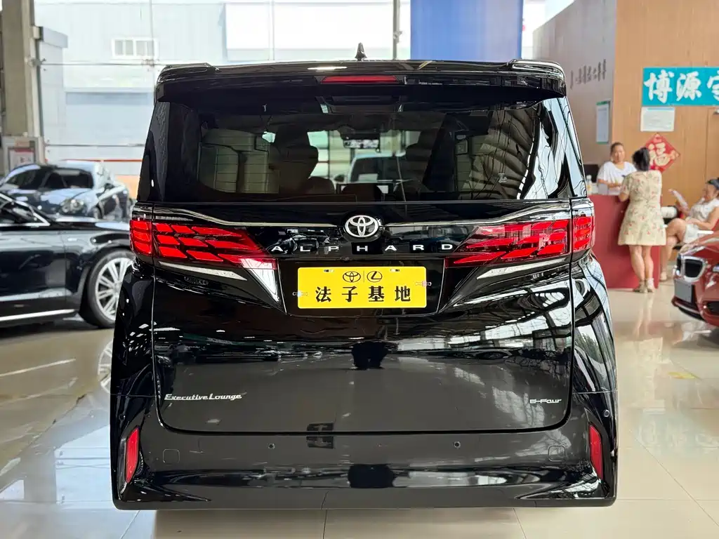 Toyota Alphard 2023 — фото 23