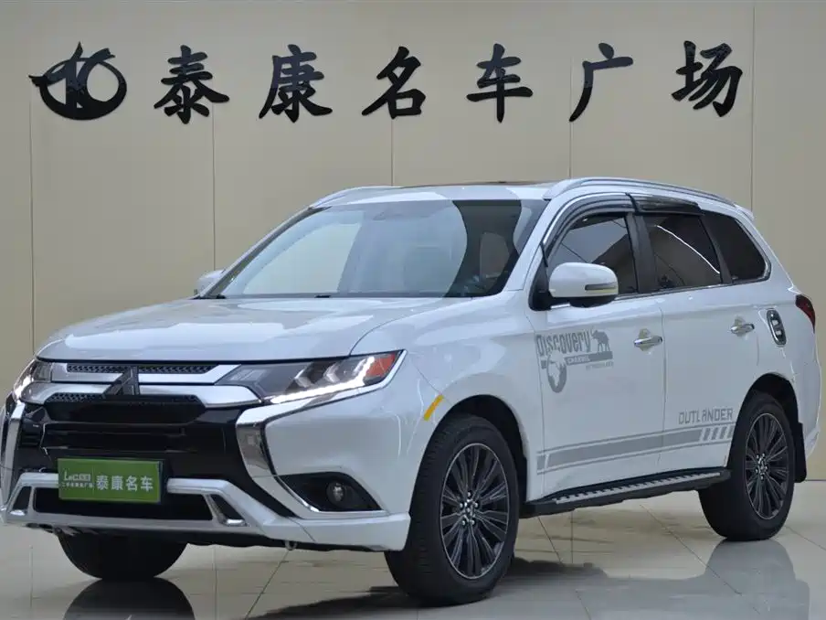Mitsubishi Outlander 2022 — фото 1