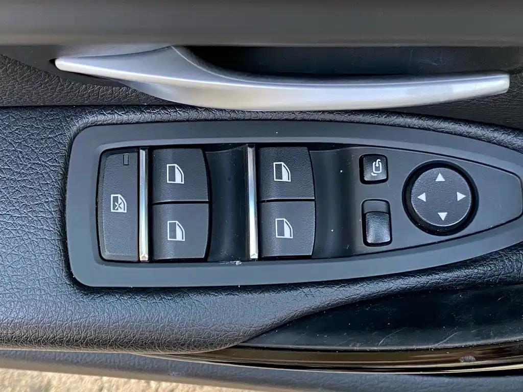 BMW 3 Series 2018 — фото 14