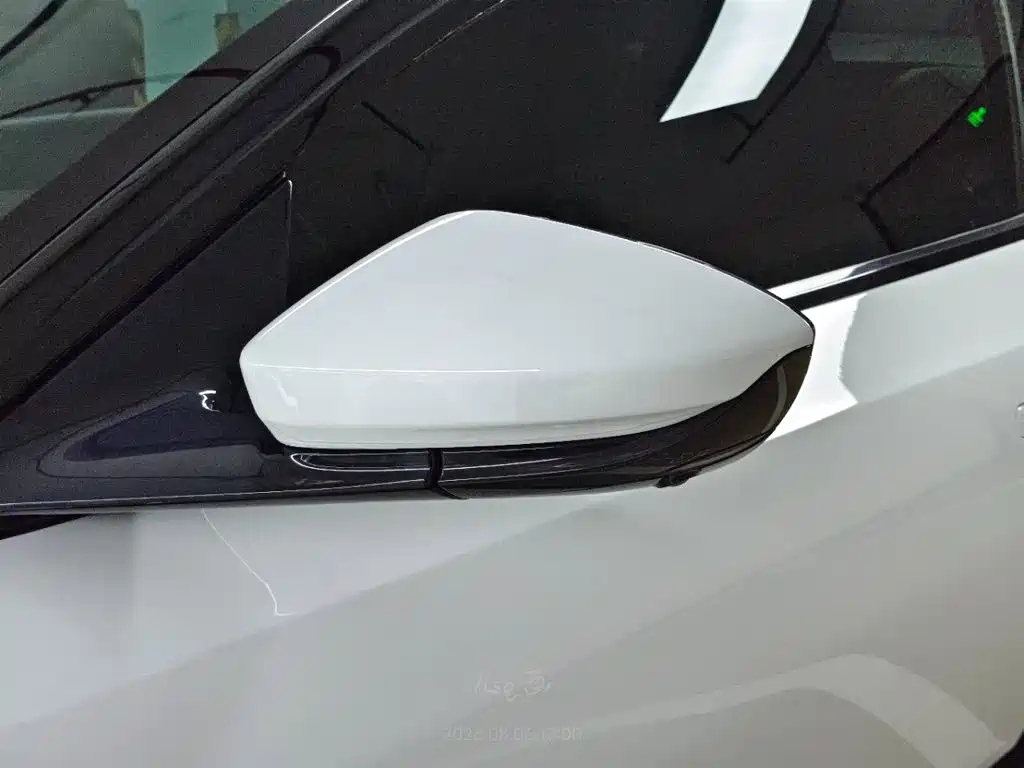 Aston Martin DB11 2018 — фото 12