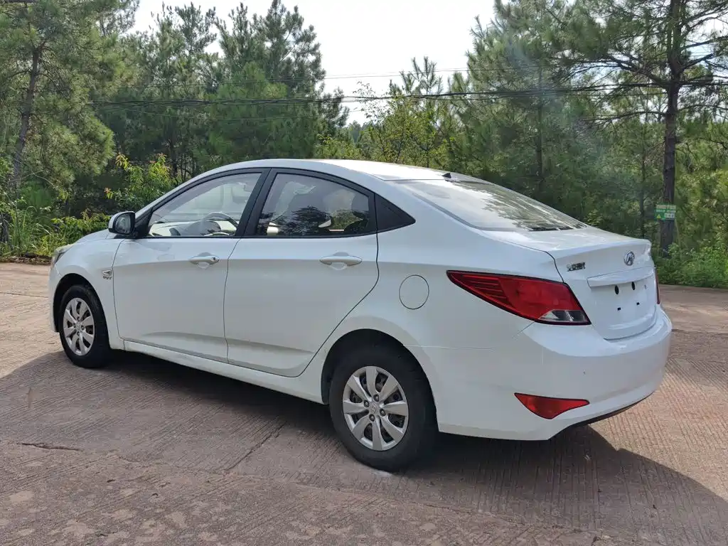 Hyundai Accent 2015 — фото 10