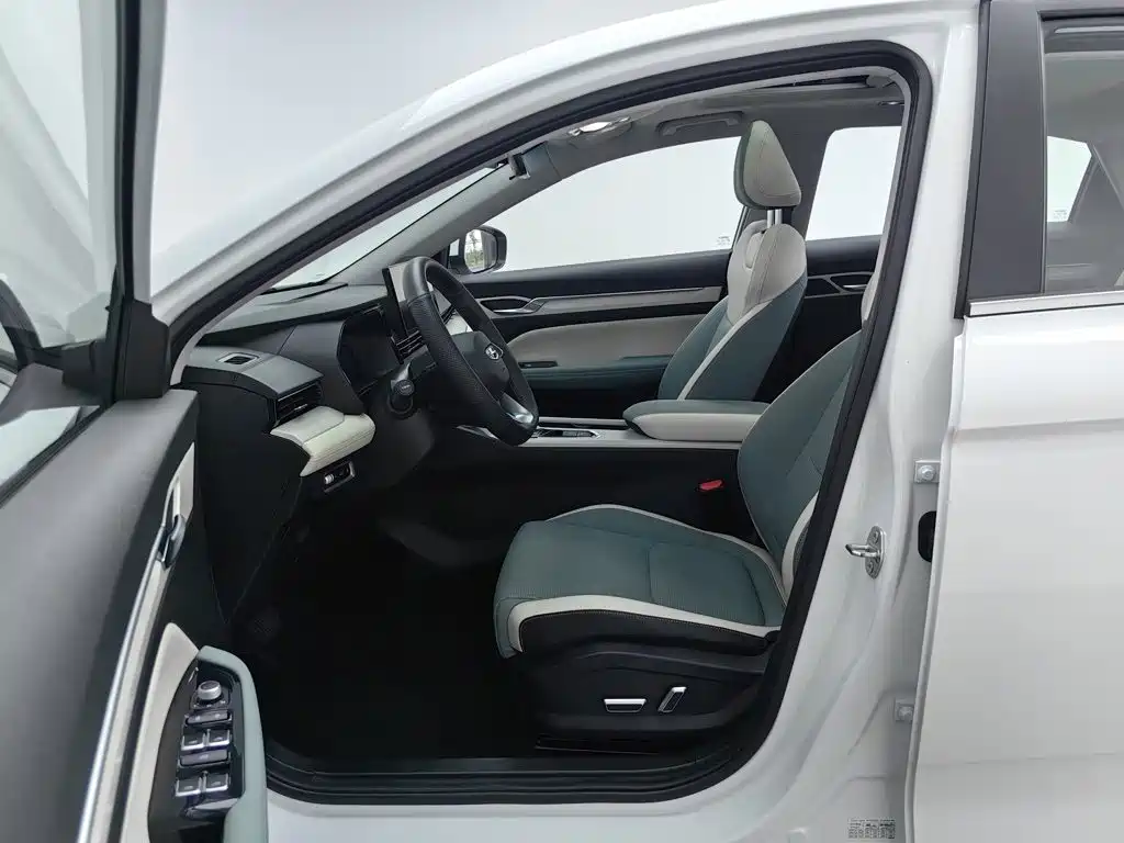 Geely Emgrand L Hip 2024 — фото 10