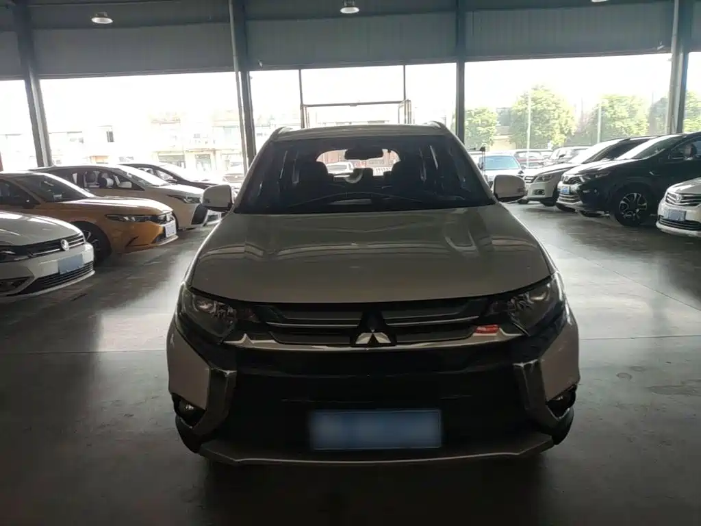 Mitsubishi Outlander 2018 — фото 3