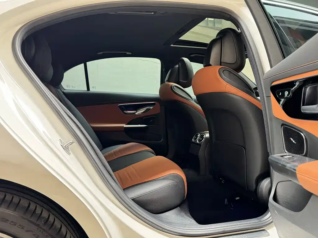 Mercedes-Benz C-Class 2023 — фото 12