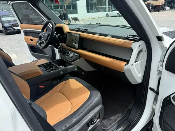 Land Rover Defender 2024