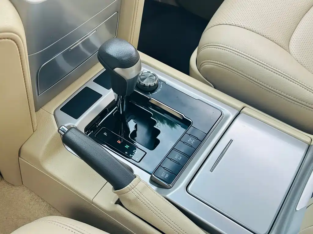 Toyota Land Cruiser 2017 — фото 12