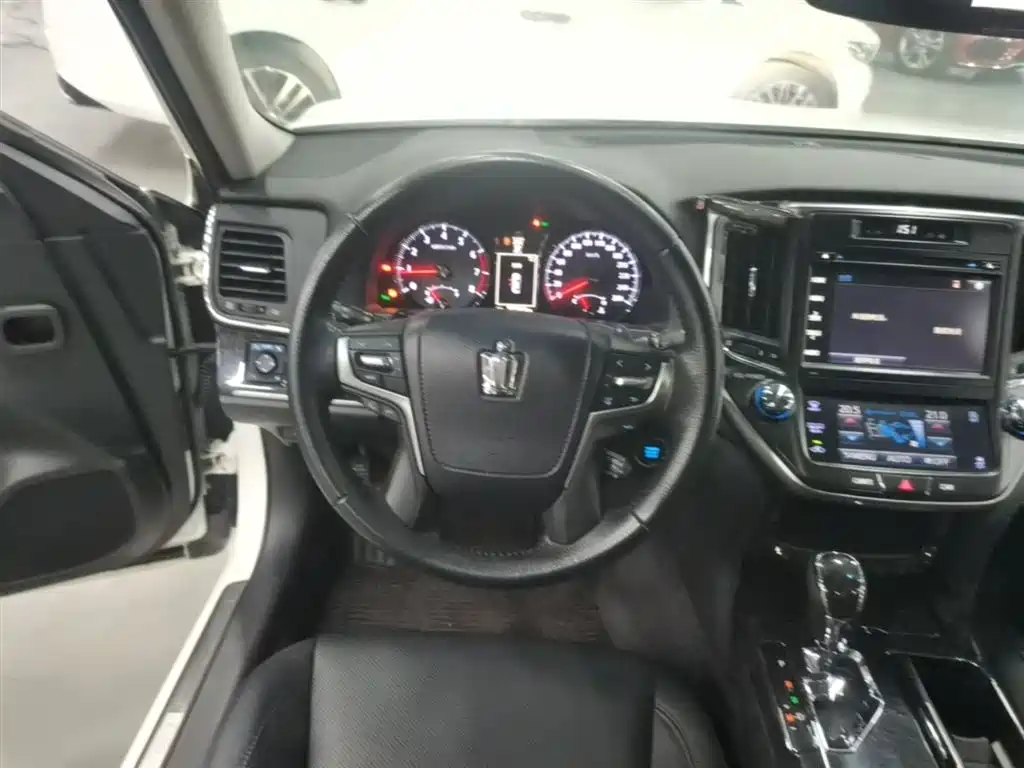 Toyota Crown 2018 — фото 11