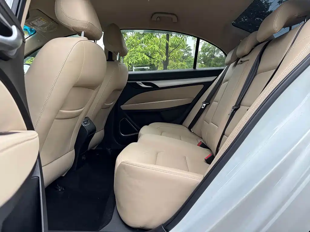 Geely Emgrand 2018 — фото 12