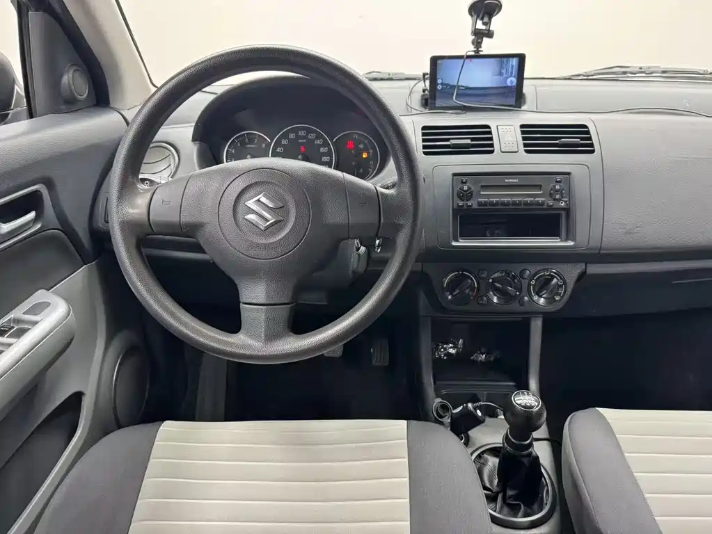 Suzuki Swift 2015 — фото 12