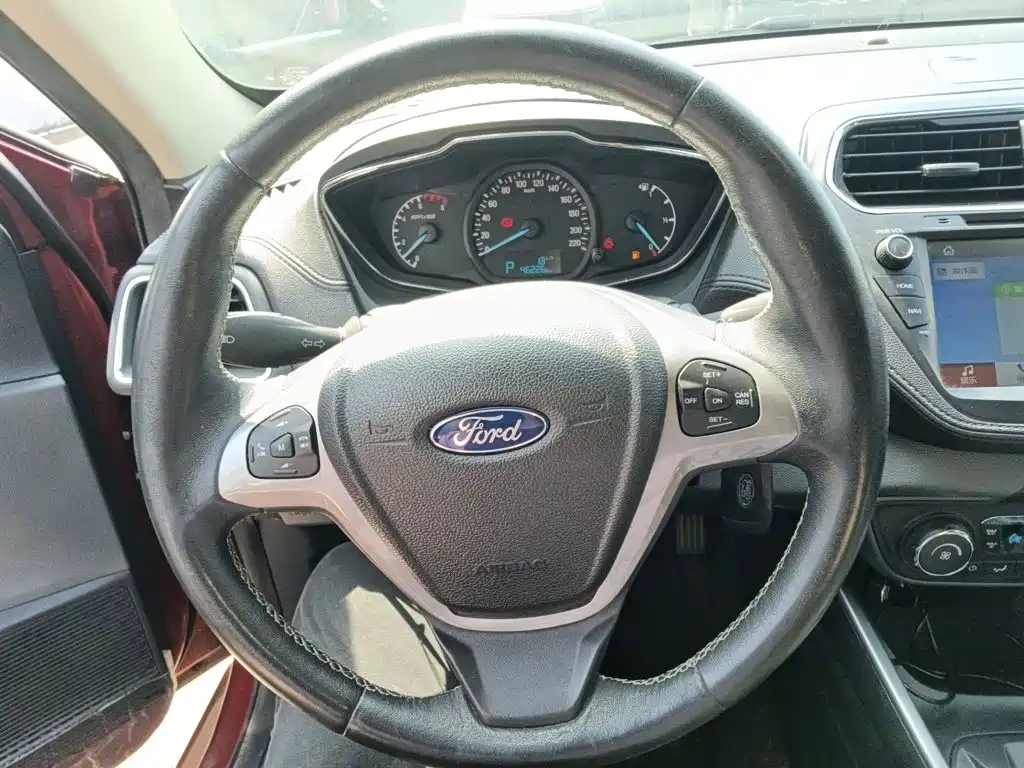 Ford Escort 2017 — фото 11