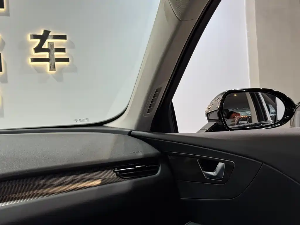 Hongqi E-QM5 — фото 12