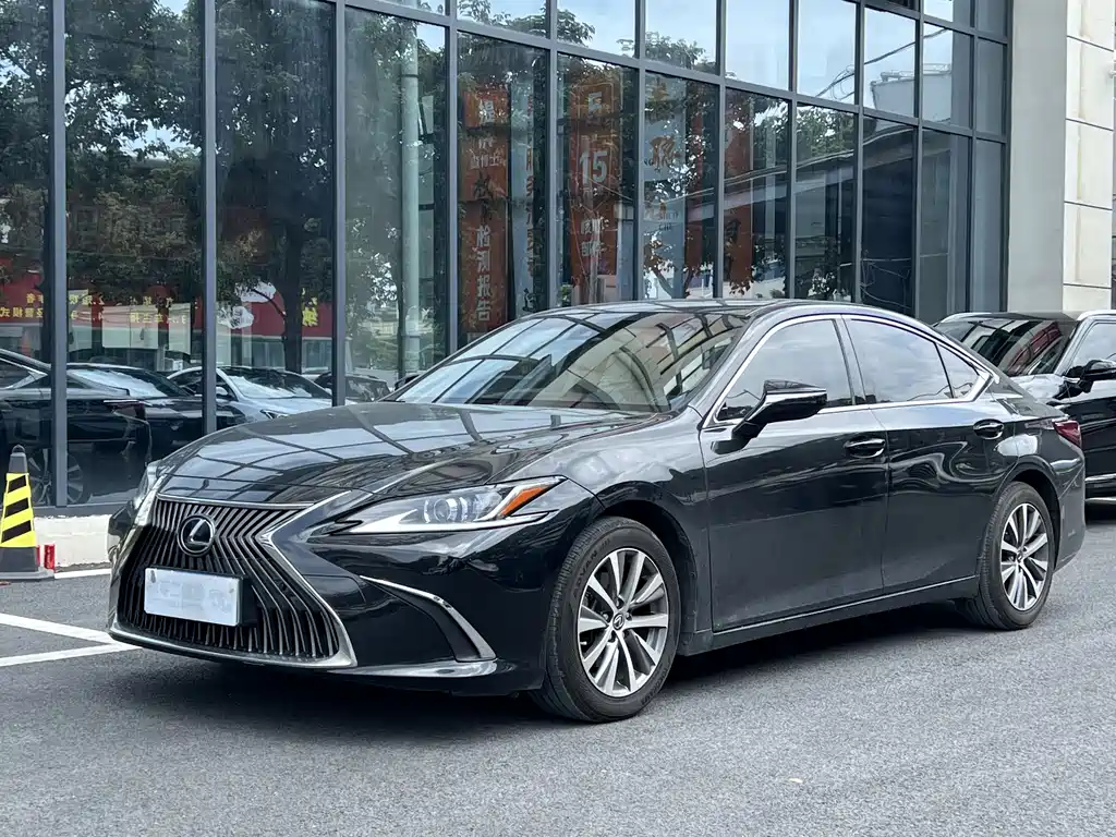 Lexus ES 2018 — фото 1
