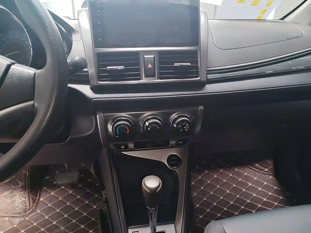 Toyota Yaris L 2015 — фото 13