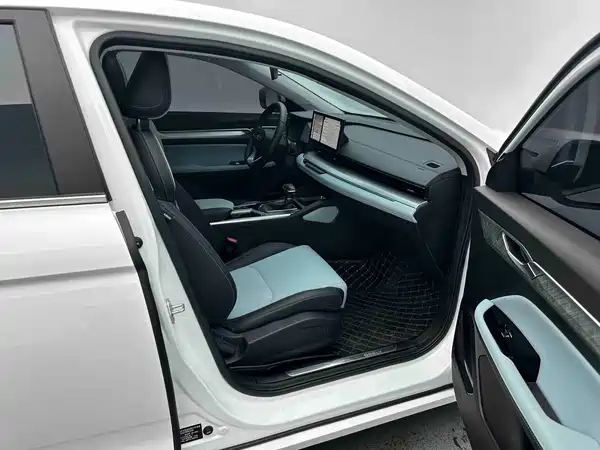 Geely Emgrand L 2022