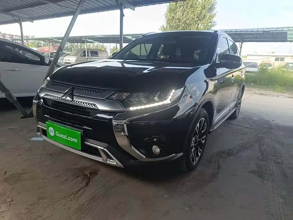 Mitsubishi Outlander 2021 — фото 1