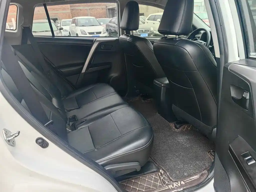 Toyota RAV4 2018 — фото 14
