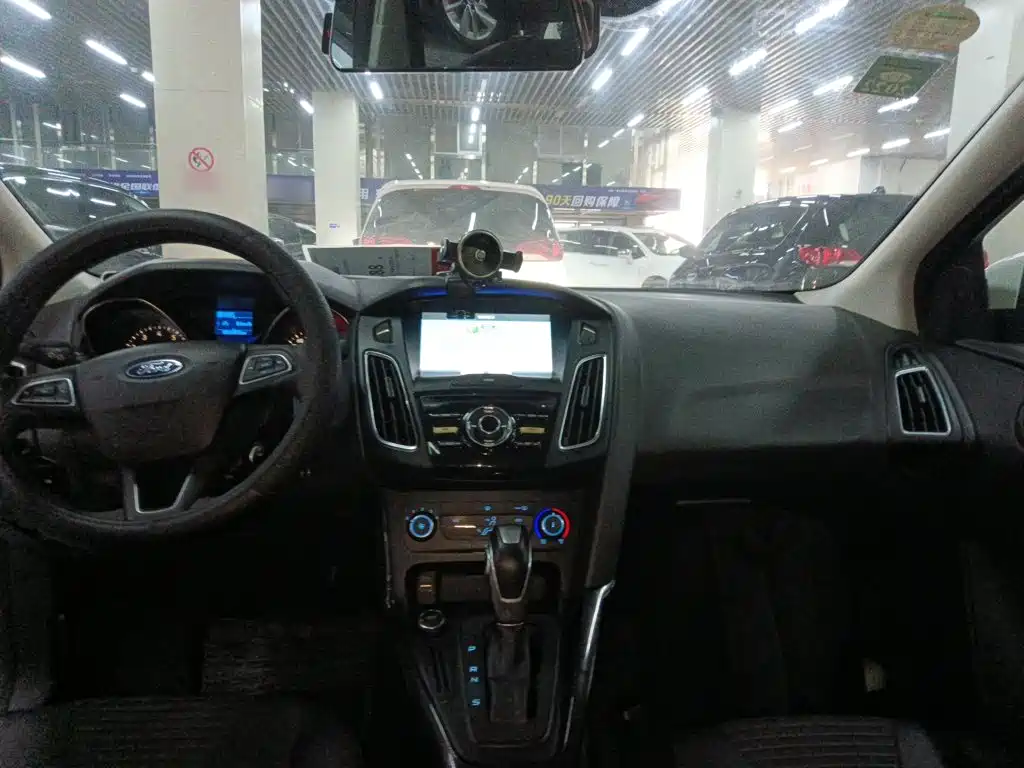 Ford Focus 2018 — фото 10