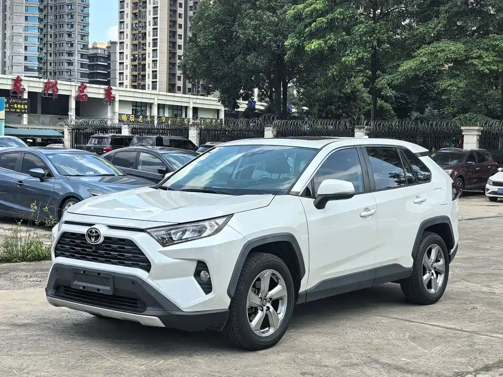 Toyota RAV4 2021 — фото 1