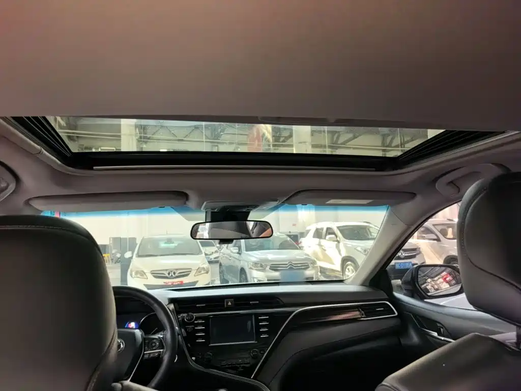 Toyota Camry 2019 — фото 18