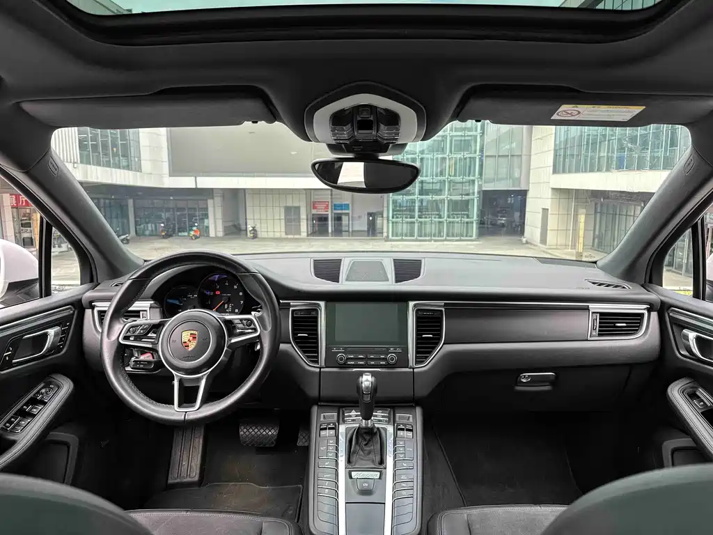 Porsche Macan 2017 — фото 13