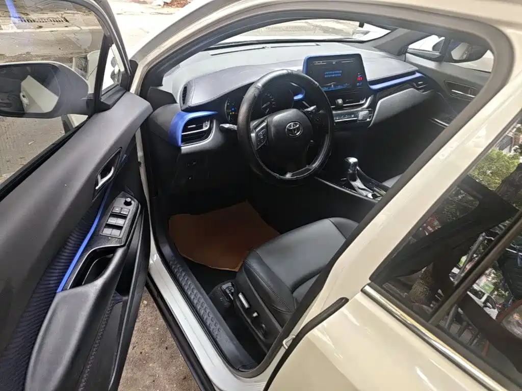 Toyota C-HR 2020 — фото 16