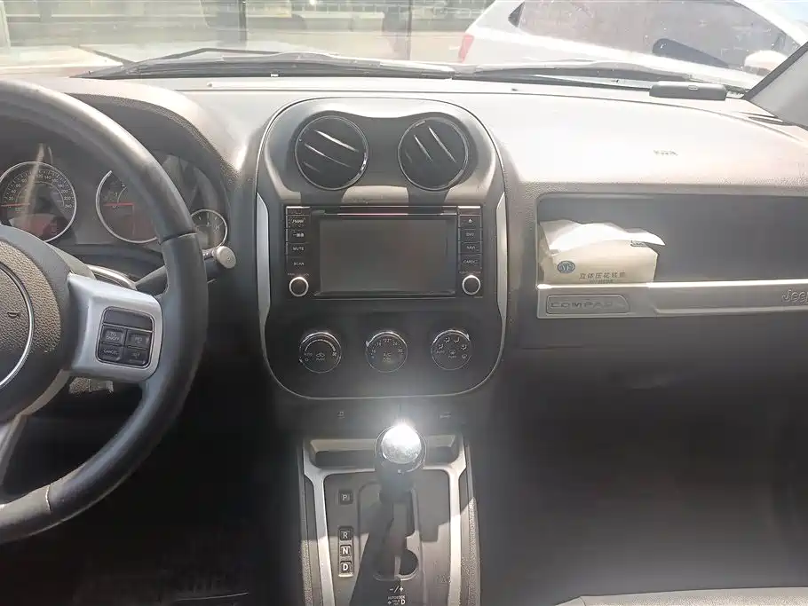 Jeep Compass 2015 — фото 13