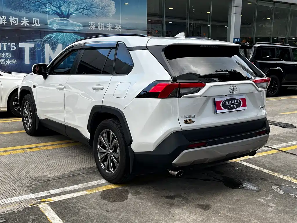 Toyota RAV4 2023 — фото 4
