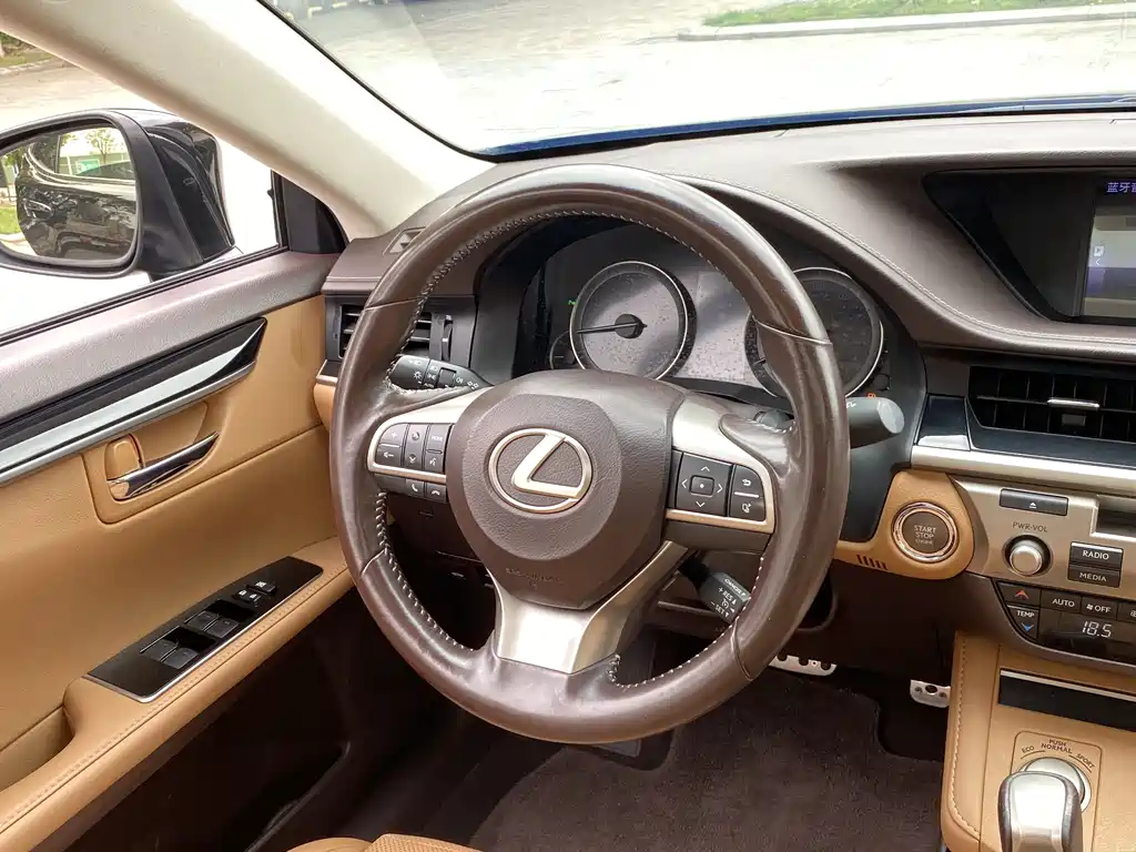 Lexus ES 2017 — фото 11