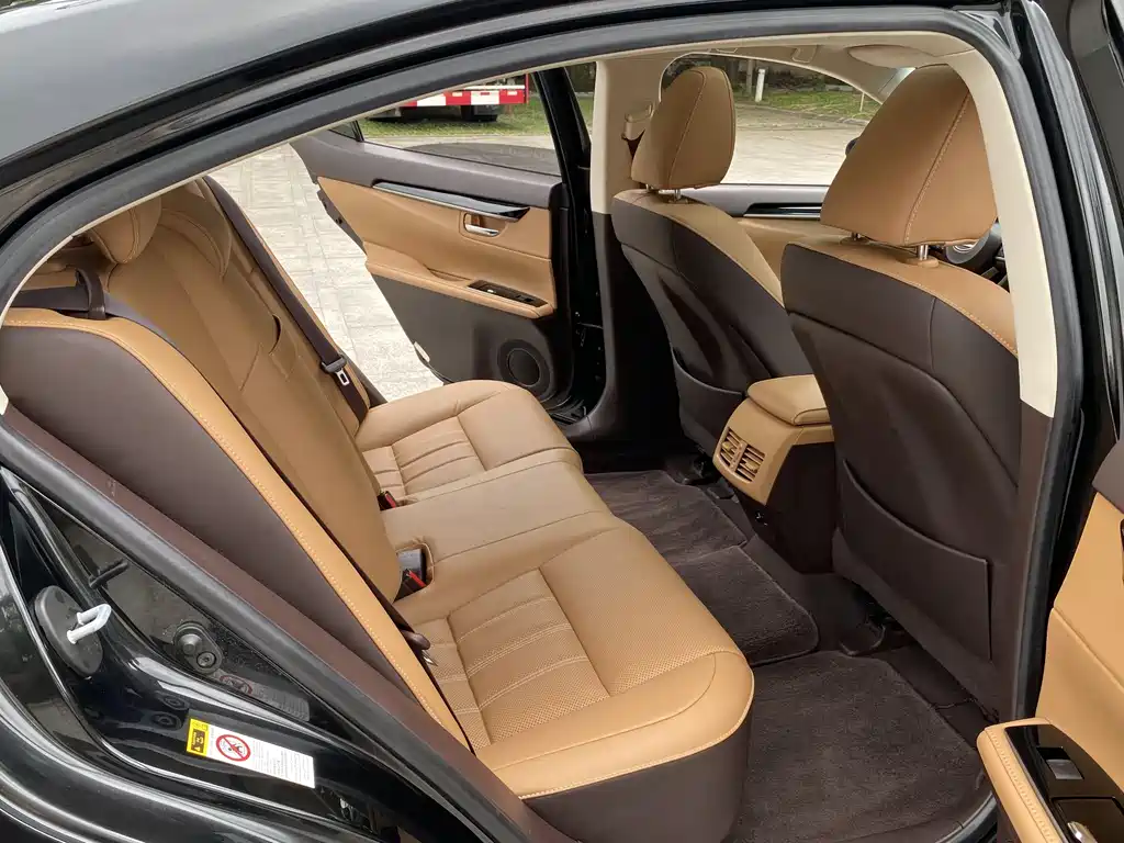 Lexus ES 2017 — фото 15