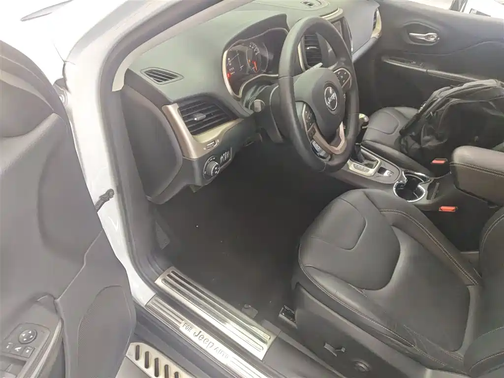 Jeep Cherokee 2016 — фото 16