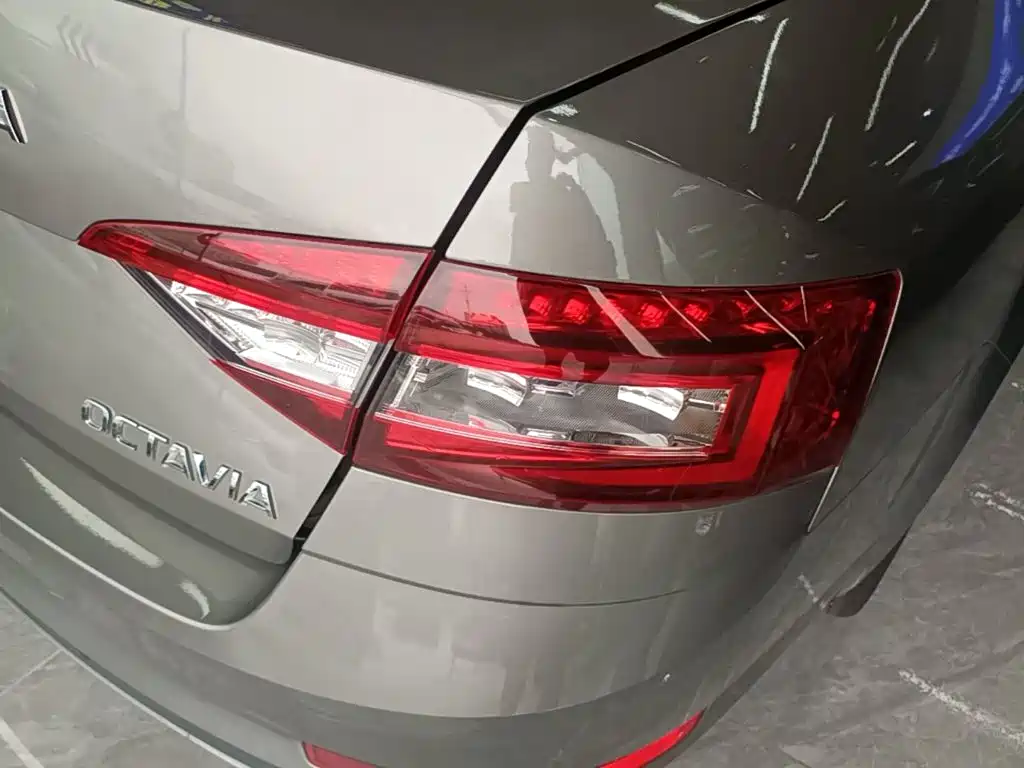 Skoda Octavia 2021 — фото 8