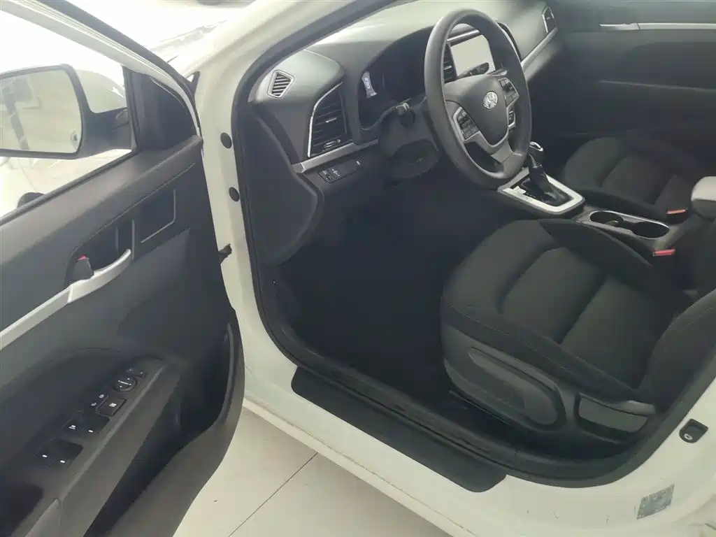 Hyundai Elantra 2018 — фото 16