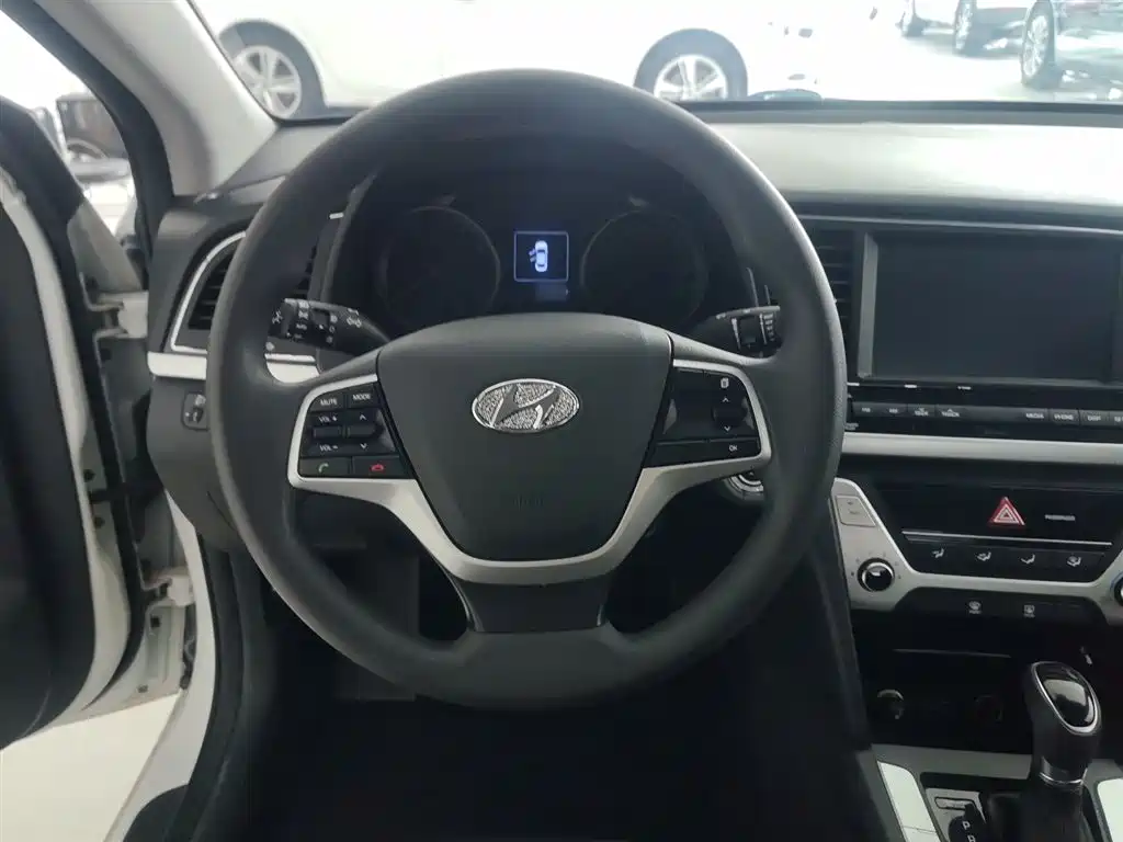 Hyundai Elantra 2018 — фото 11