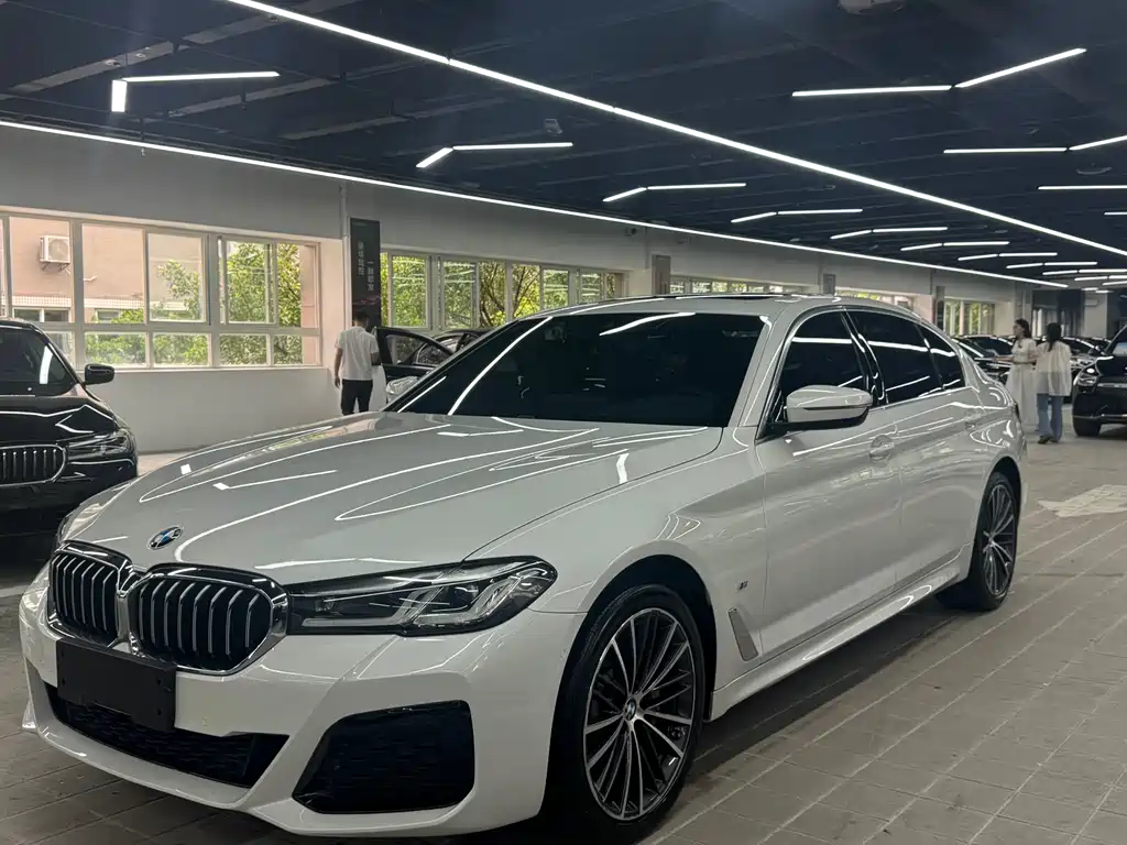 BMW 5 Series 2022 — фото 1