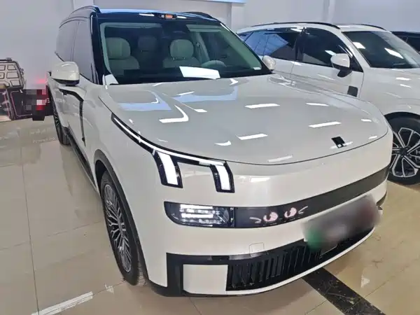 Lynk & Co 900 2025