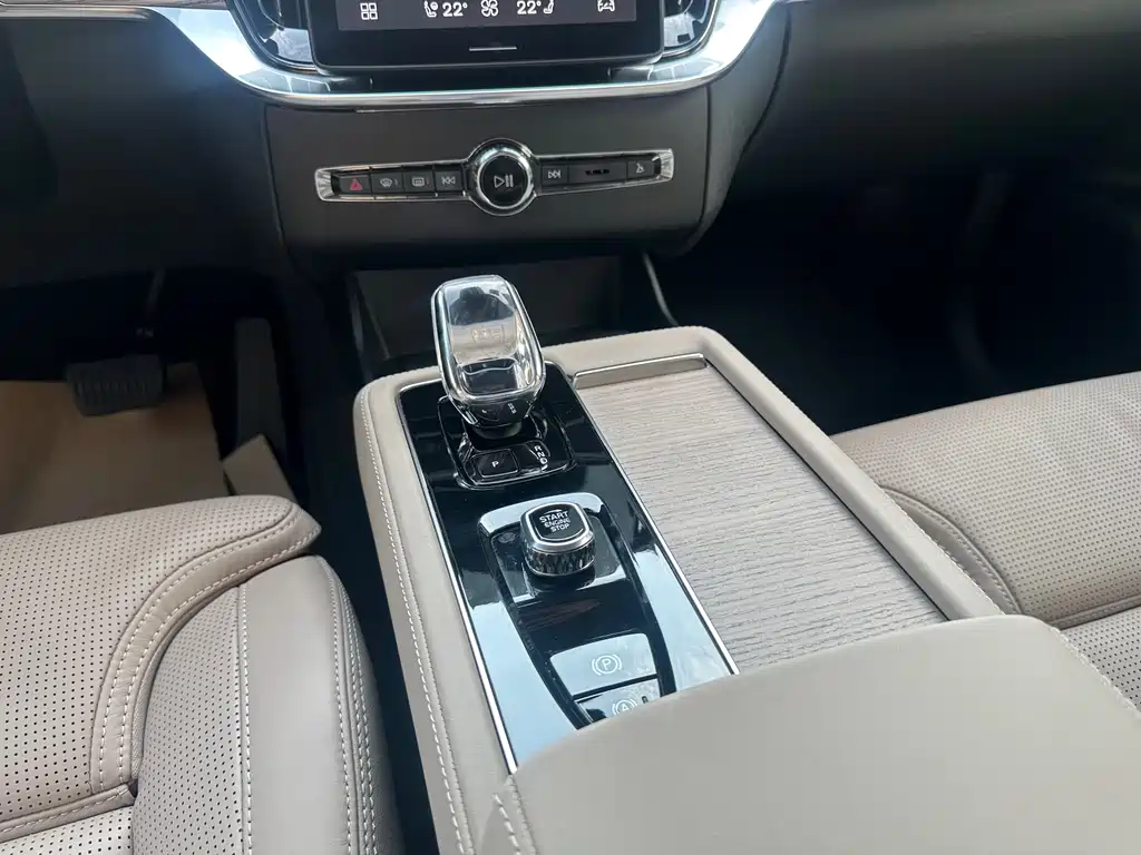 Volvo XC90 PHEV 2025 — фото 13