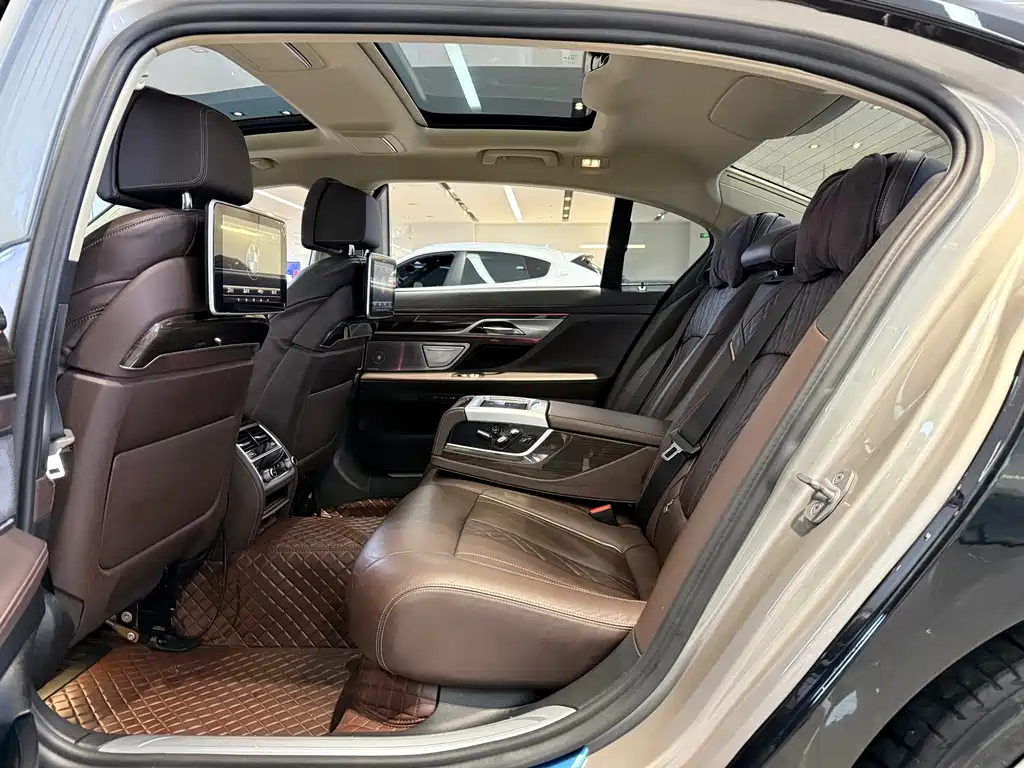 BMW 7 Series 2019 — фото 10