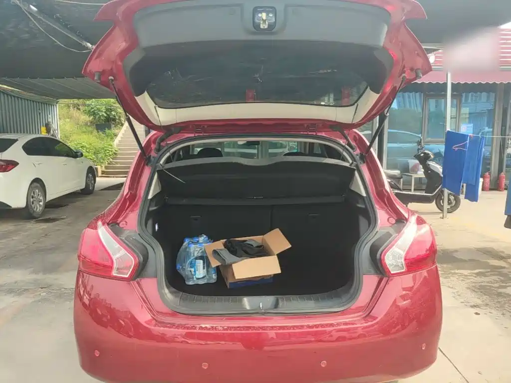 Nissan Tiida 2015 — фото 15