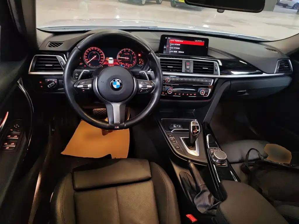 BMW 3 Series 2018 — фото 10