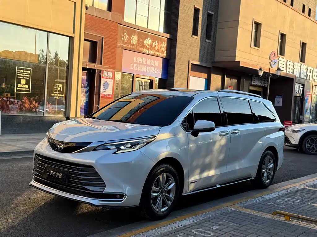 Toyota Sienna 2022 — фото 1