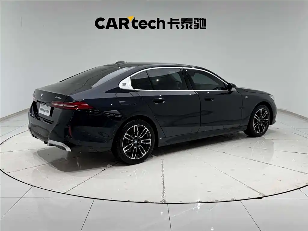 BMW 5 Series 2025 — фото 11
