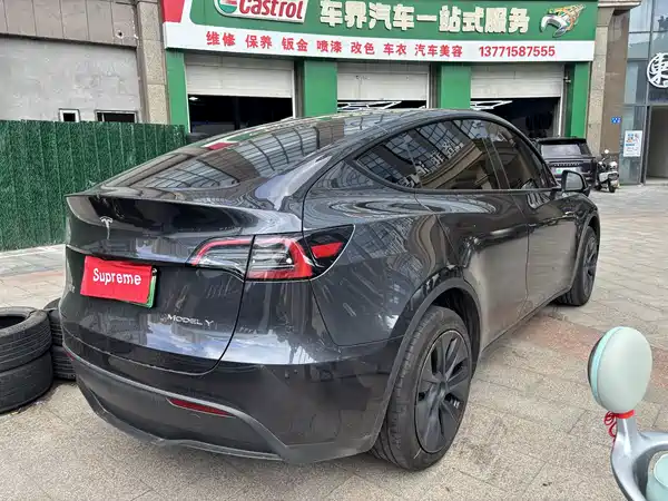 Tesla Model Y 2025