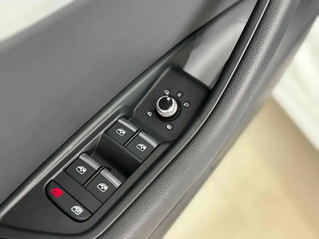Audi A4L 2018 — фото 11
