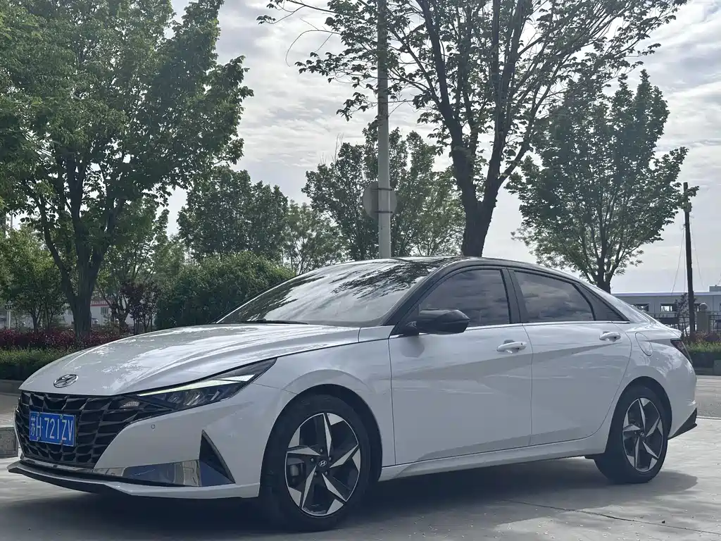 Hyundai Elantra 2022 — фото 1