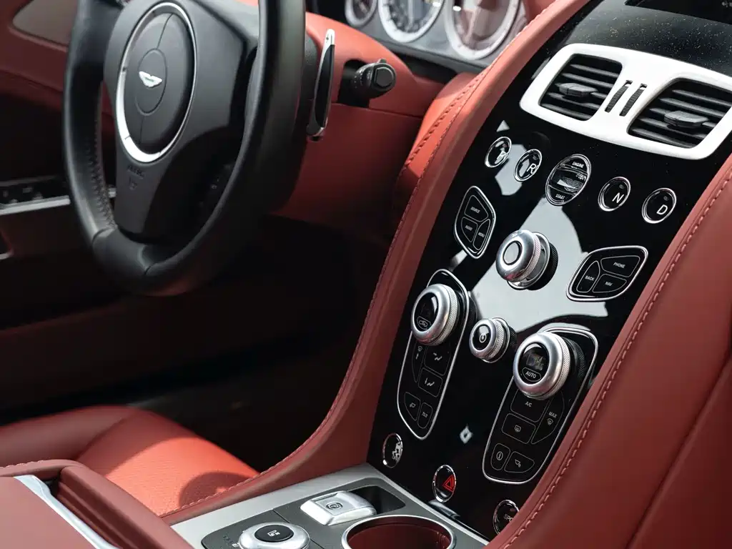Aston Martin Rapide 2019 — фото 23