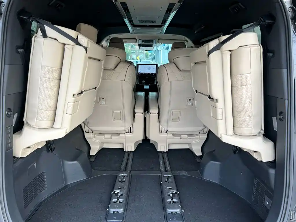 Toyota Alphard 2023 — фото 19