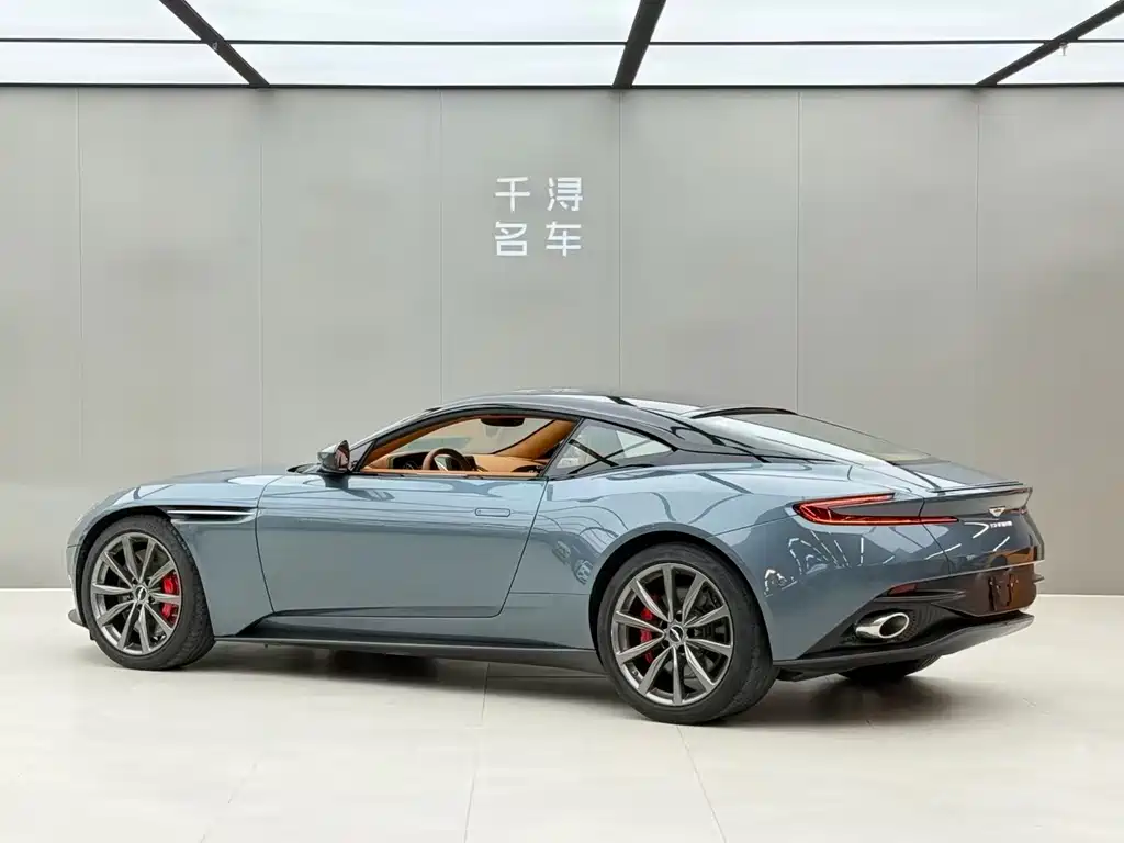 Aston Martin DB11 2018 — фото 14