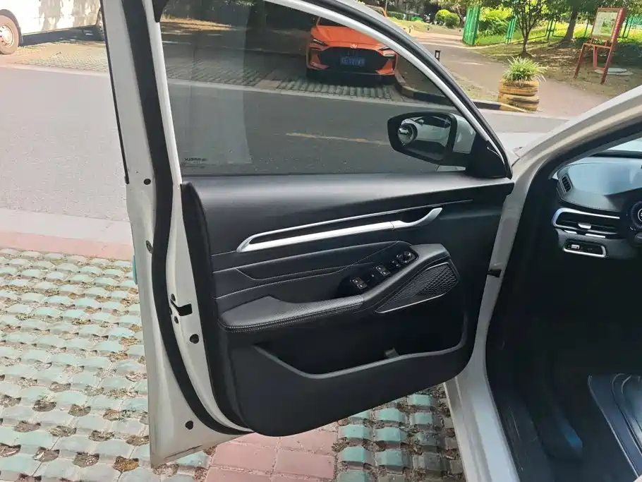 Geely Emgrand 2023