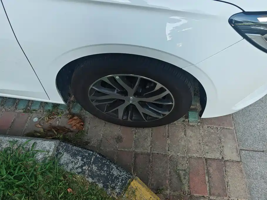 Geely Emgrand 2023